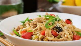 Лапша удон с овощами и курицей по-японски