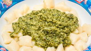 Лимонные ньокки со шпинатом и зеленым горошком