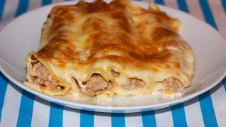 Каннеллони с фаршем под соусом бешамель
