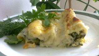 Каннелони с рикотой и шпинатом под бешамелем