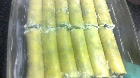 каннелони с рикотой и шпинатом под бешамелем