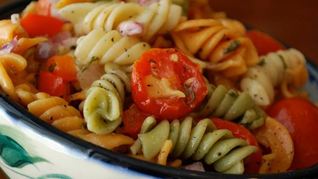 Макароны под сыром с овощами