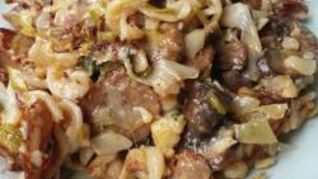 Макароны с колбасой и грибами в духовке