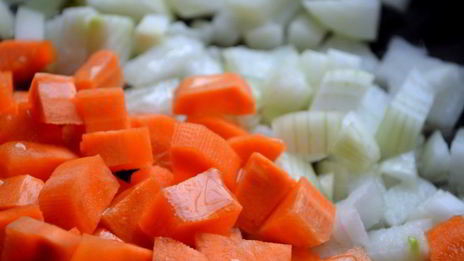 макароны с овощами и мясными шариками