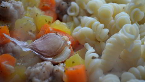 макароны с овощами и мясными шариками