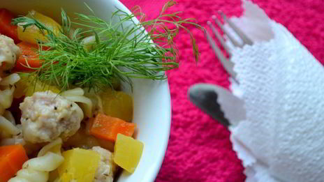 макароны с овощами и мясными шариками