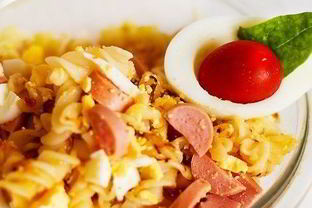 Макароны с сосисками, яйцами и сыром