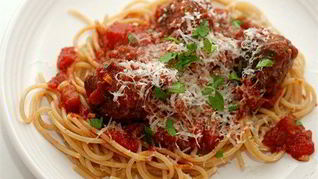 Мясные шарики со спагетти в томатном соусе