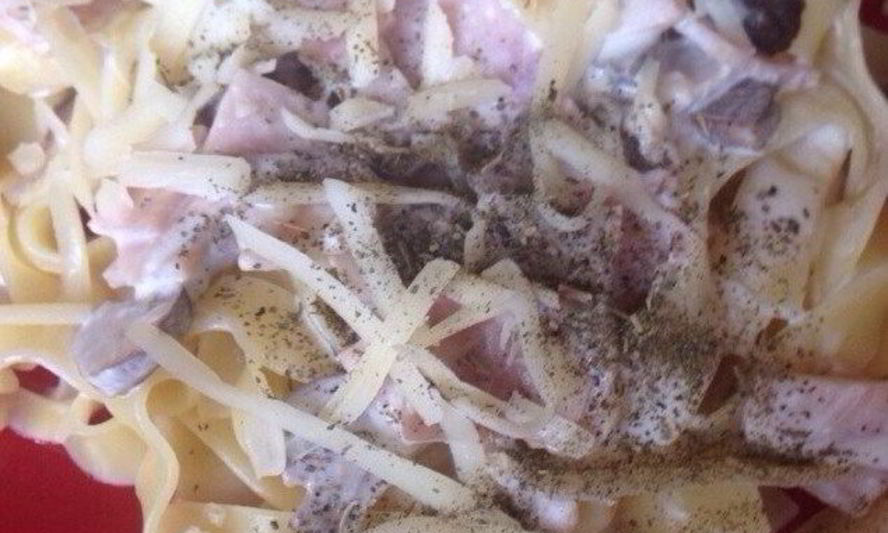 Рецепт пасты фетучини с ветчиной и шампиньонами