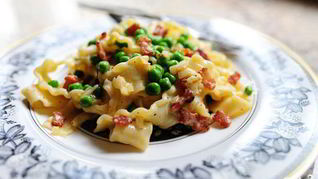 Паста Карбонара с зеленым горошком