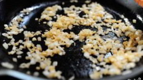 паста карбонара с зеленым горошком