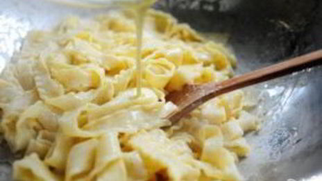 паста карбонара с зеленым горошком