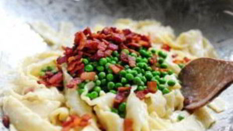 паста карбонара с зеленым горошком