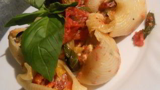 Паста ракушки с колбасками, сладким перцем и маслинами