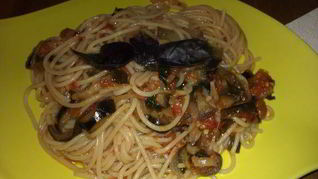 Паста с баклажанами в томатном соусе