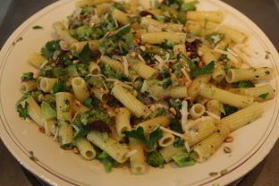 Паста с брокколи, оливками и кедровыми орешками