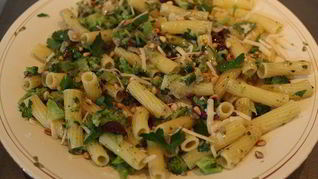 Паста с брокколи, оливками и кедровыми орешками