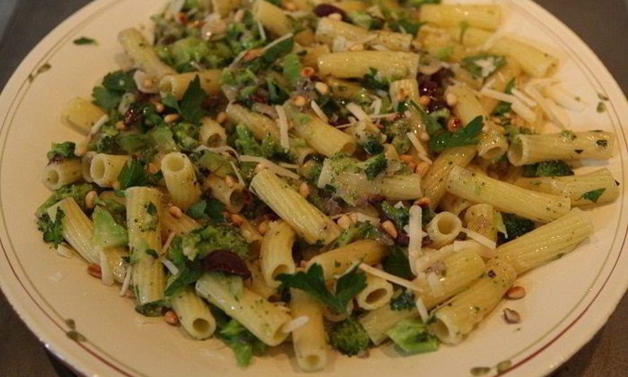 Рецепт пасты с брокколи, оливками и кедровыми орешками