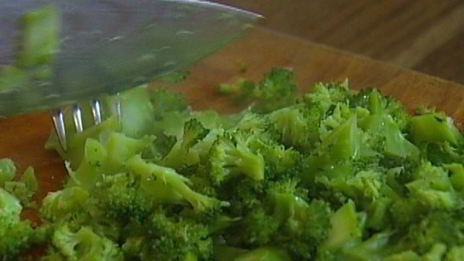 паста с брокколи, оливками и кедровыми орешками