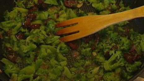 паста с брокколи, оливками и кедровыми орешками