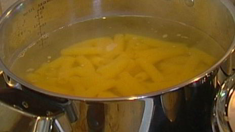 паста с брокколи, оливками и кедровыми орешками