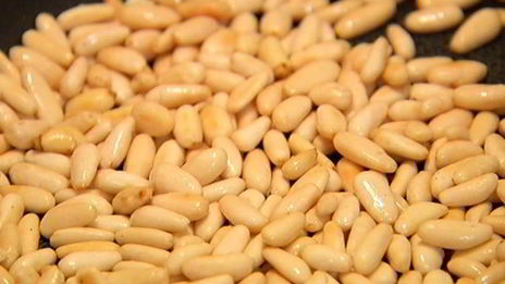 паста с брокколи, оливками и кедровыми орешками