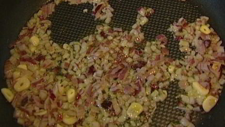 паста с брокколи, оливками и кедровыми орешками