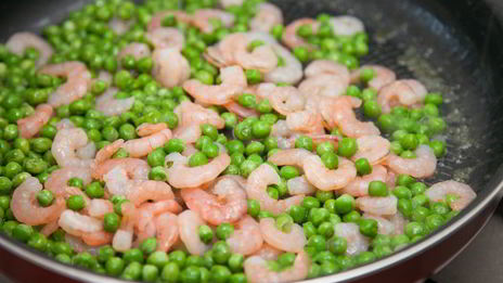 паста с креветками и зеленым горошком в сливочном соусе