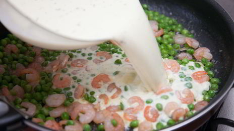 паста с креветками и зеленым горошком в сливочном соусе