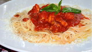 Паста с куриным филе и томатным соусом