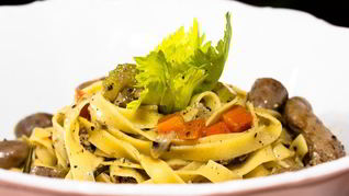 Паста с куриными сердечками и печенью