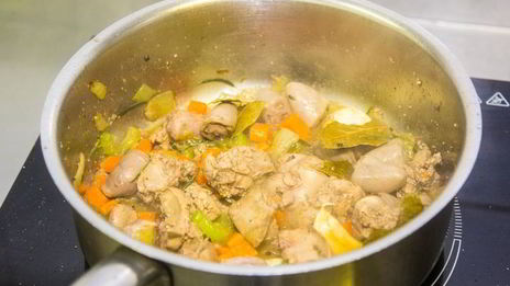 паста с куриными сердечками и печенью