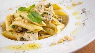 Паста с курицей и соусом песто