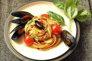 Паста с мидиями, помидорами и чесноком
