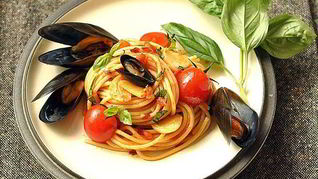 Паста с мидиями, помидорами и чесноком