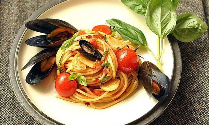 Рецепт пасты с мидиями, помидорами и чесноком