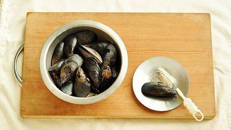 паста с мидиями, помидорами и чесноком