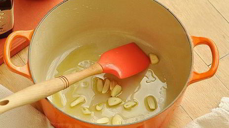 паста с мидиями, помидорами и чесноком