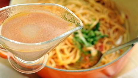 паста с мидиями, помидорами и чесноком