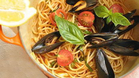 паста с мидиями, помидорами и чесноком