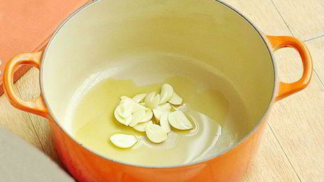 паста с мидиями, помидорами и чесноком