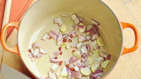 паста с мидиями, помидорами и чесноком