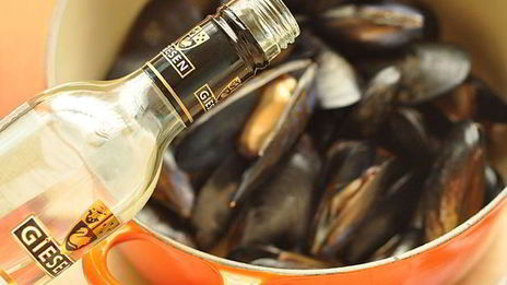 паста с мидиями, помидорами и чесноком