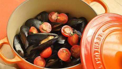 паста с мидиями, помидорами и чесноком