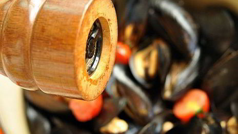 паста с мидиями, помидорами и чесноком