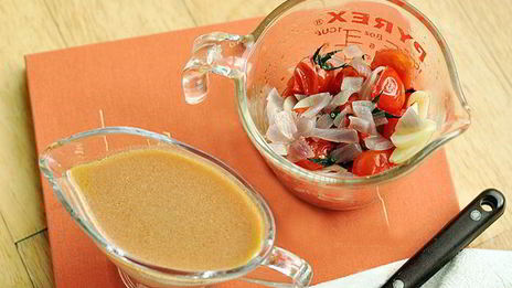 паста с мидиями, помидорами и чесноком