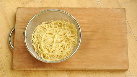 паста с мидиями, помидорами и чесноком