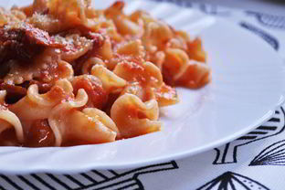 Паста с салями в томатном соусе