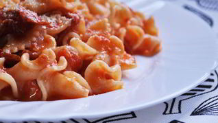 Паста с салями в томатном соусе