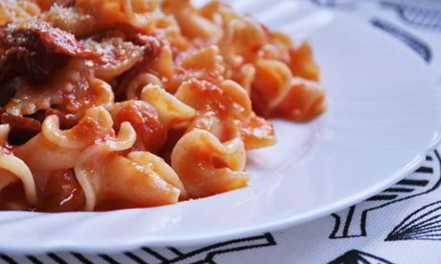 Рецепт пасты с салями в томатном соусе
